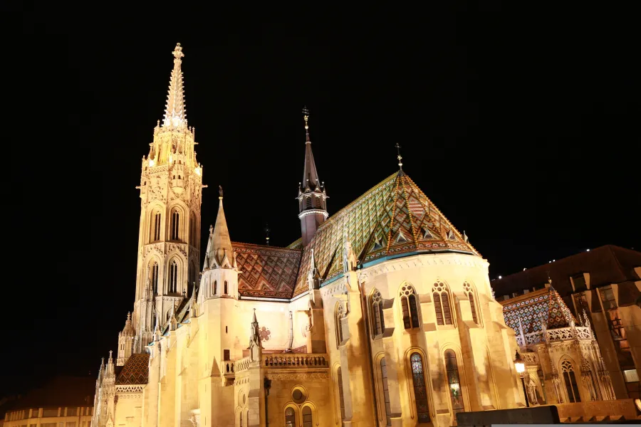 Castle Hill — Buda Castle courtyard & Fisherman's Bastion