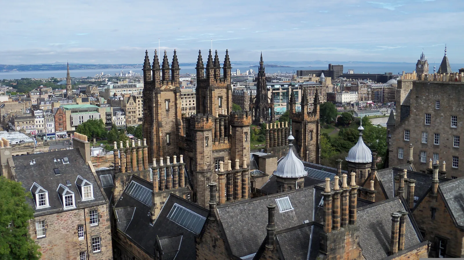 Edinburgh Castle + Royal Mile descent (closes, St Giles' Cathedral)